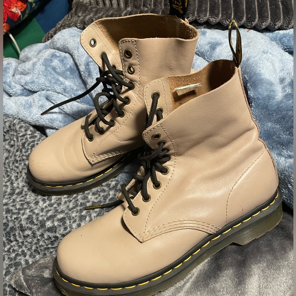 Cream Dr. Martens